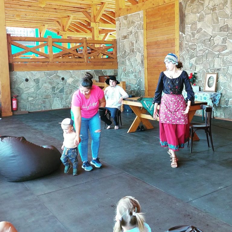Ďuro Truľo na festivale v Nestville, hrajú Peter Olejár a Katarína Hlinková